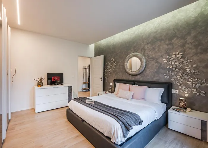 Apartment Terrazza D'oro - Large Terrace And Free Parking Modena